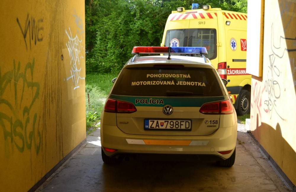 Foto: Policajti z Pohotovostnej motorizovanej jednotky v Žiline zachránili život 61-ročnému mužovi