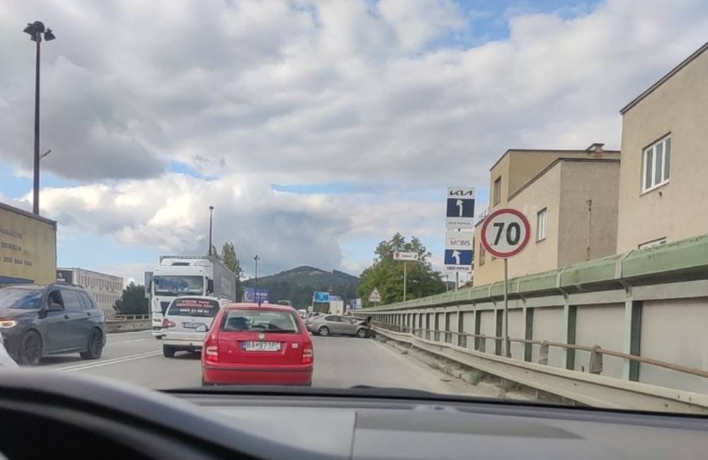 Foto: Na mestskom okruhu v Žiline sa zrazil kamión a dve osobné autá, situácia na ceste je neprehľadná