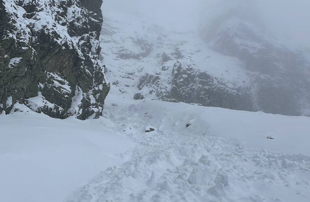 Foto: Lavínová nehoda pod Bradavicou sa stala v rekordne najskoršom období, sneh sa na horách pravdepodobne už neroztopí