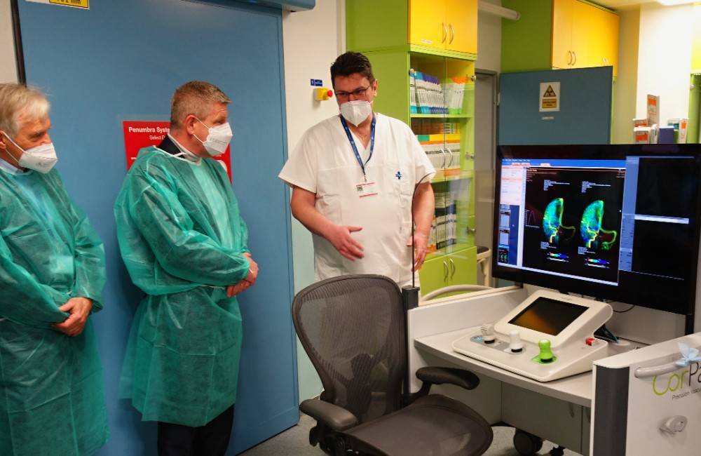 Foto: V Martine operuje pacientov robotické rameno s umelou inteligenciou, ovládané by mohlo byť z inej nemocnice