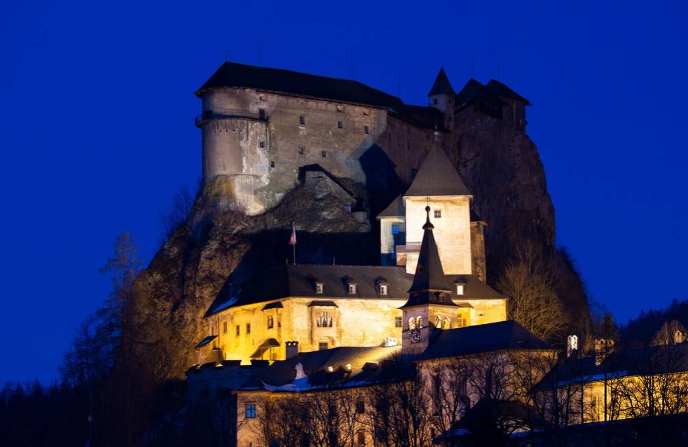 Foto: Nočnú siluetu Oravského hradu už neuvidíme, osvetlenie pamiatky vypli z dôvodu šetrenia elektrickej energie