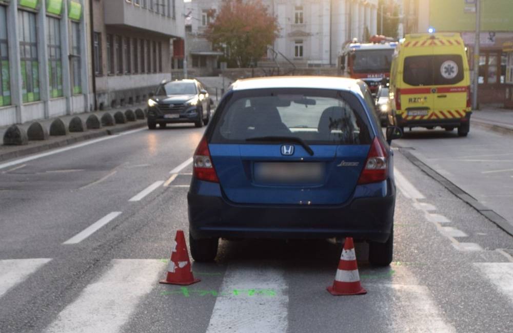 Foto: Na Hurbanovej ulici zrazila 37-ročná vodička dvoch chodcov, ktorí prechádzali cez riadne označený priechod 