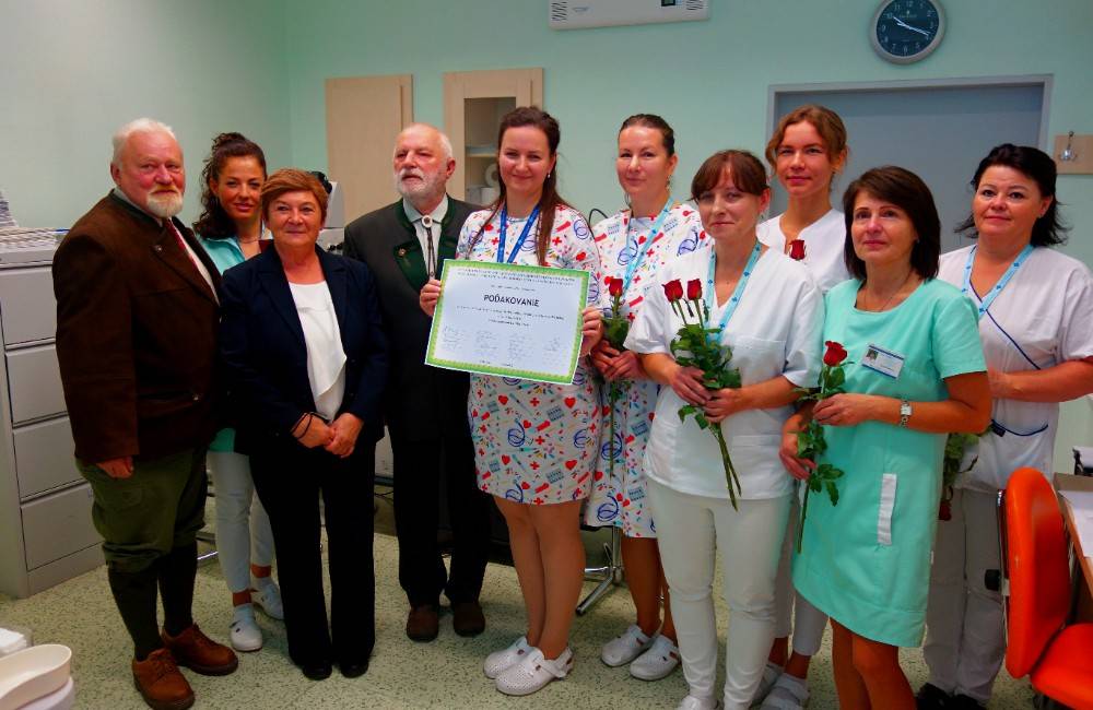 Foto: Lekárov a zdravotné sestry z Očnej kliniky martinskej nemocnice prekvapili pacienti osobným poďakovaním
