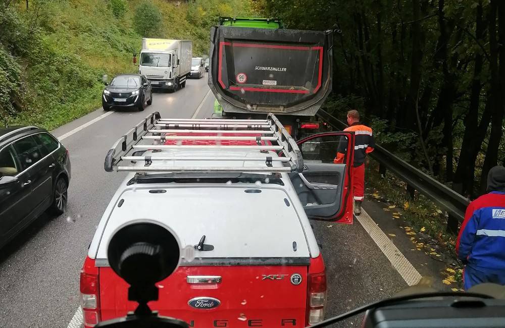 Foto: Cestu pod Strečnom blokuje pokazené vozidlo, tvoria sa rozsiahle kolóny