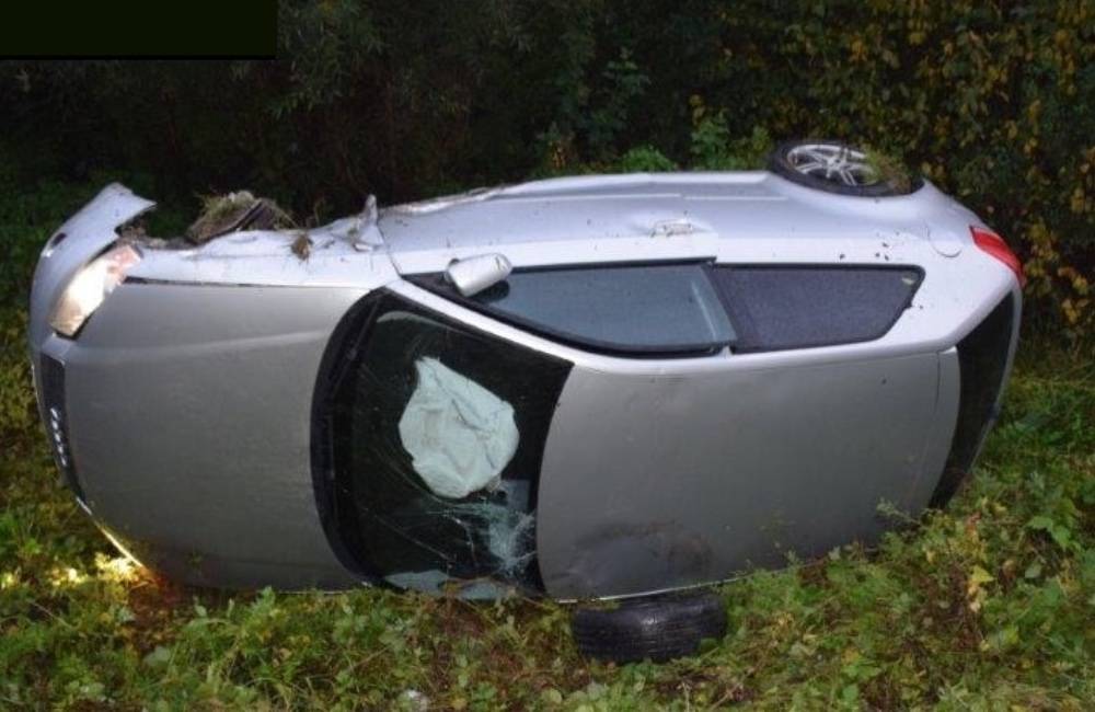 Foto: Po nehode v Žiline namerali vodičovi takmer tri promile, vozidlo skončilo prevrátené v priekope