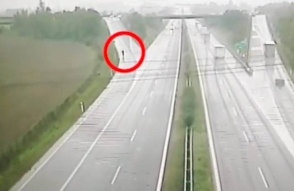 Foto: VIDEO: Smerom na Žilinu šiel po diaľnici v hustom daždi kolobežkár, poslala ho tadiaľ navigácia