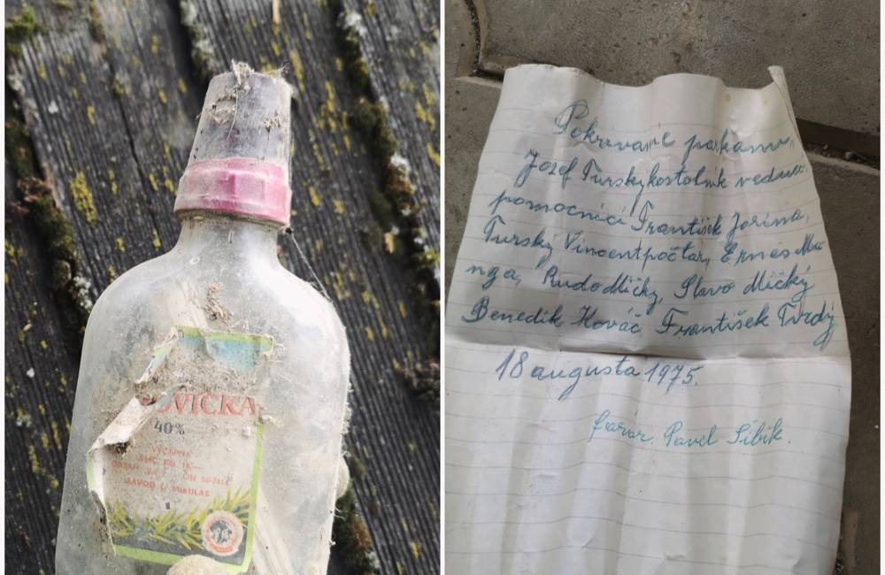 Foto: Na streche hradbového kostola v Turí objavili správu vo fľaši od borovičky