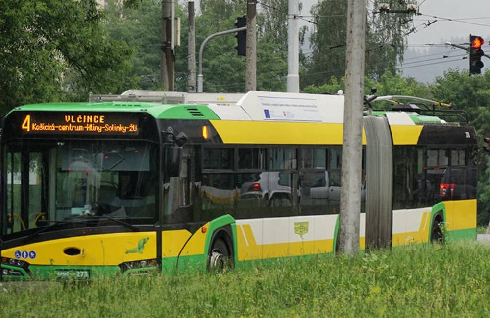 Foto: Na Solinkách stojí pokazený trolejbus, kolóna siaha až do centra mesta