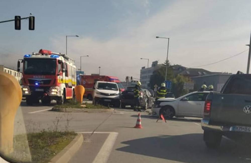 Na Kragujevskej ulici sa zrazili tri vozidlá, k nehode došlo na križovatke s vypnutými semaformi