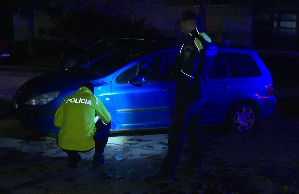 Opitý vodič unikal policajtom zo Soliniek na Vlčince, po nárazoch do obrubníkov zostalo jeho auto nepojazdné
