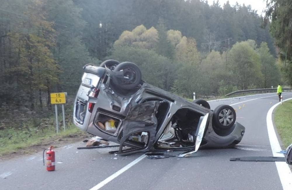 Neznámy vodič v Makove nebezpečne predchádzal, spôsobil zrážku nákladného vozidla s osobným