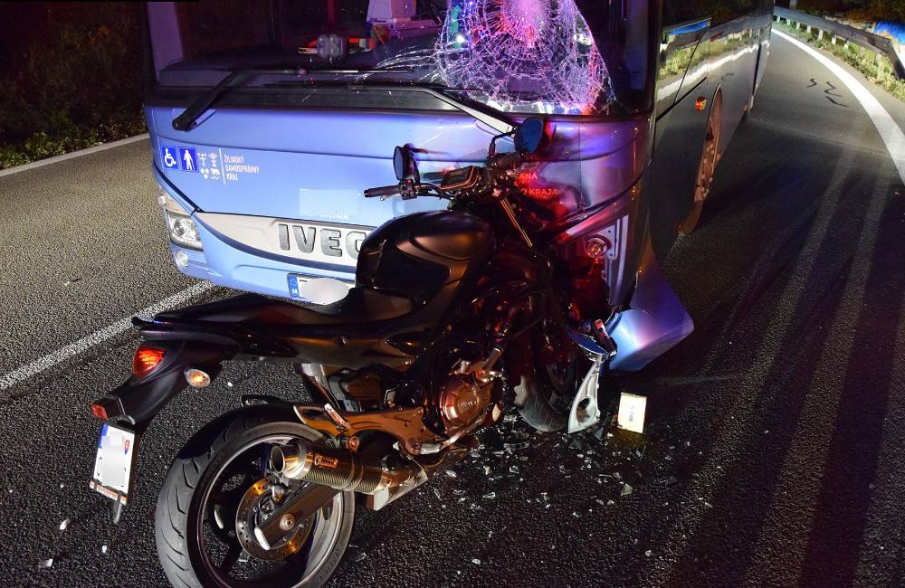 Krátko po prvej nehode sa v Makove zrazil autobus s motocyklom, jeho vodičku odviezol vrtuľník
