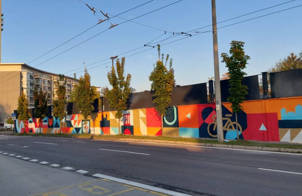 Veľkoplošnú streetartovú maľbu na žilinskom Bôriku tvorí 17 motívov spojených s mestom