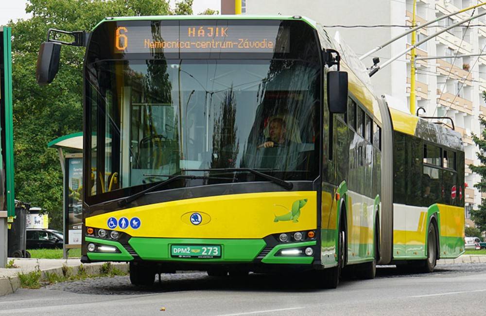 Foto: Rozrušený vodič zablokoval na zastávke v Závodí trolejbus, DPMŽ kvôli nemu vypravil náhradný autobus 