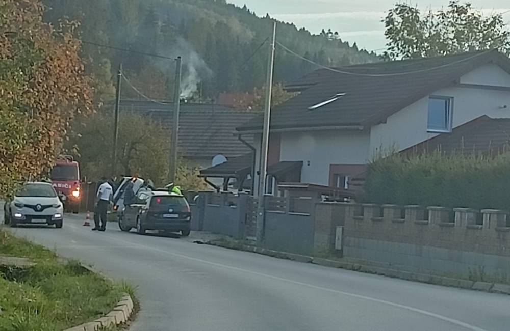 Na obchádzkovej trase v Kysuckom Lieskovci sa stala nehoda, na mieste zasahujú aj hasiči a tvoria sa kolóny