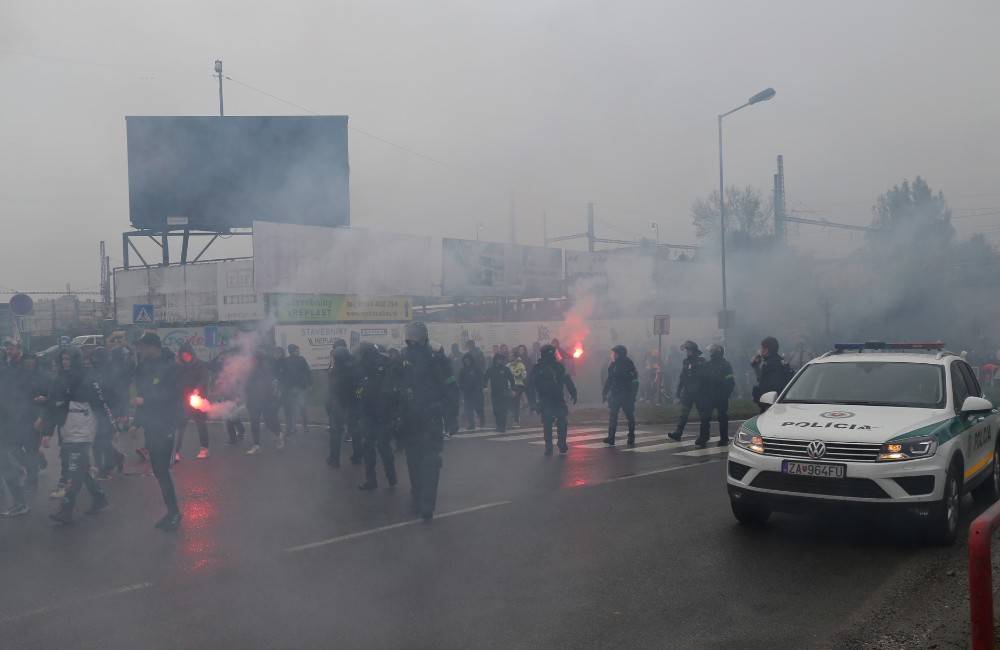 FOTO: Fanúšikov futbalových tímov na sobotňajší zápas eskortovali policajti z celého Slovenska