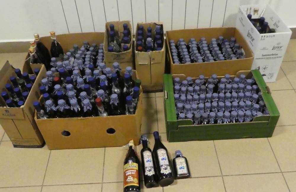 Foto: Finančná správa zhabala 272 fliaš Hafirovice. Majiteľ reštaurácie na Orave ju vyrábal z rumu a kompótu