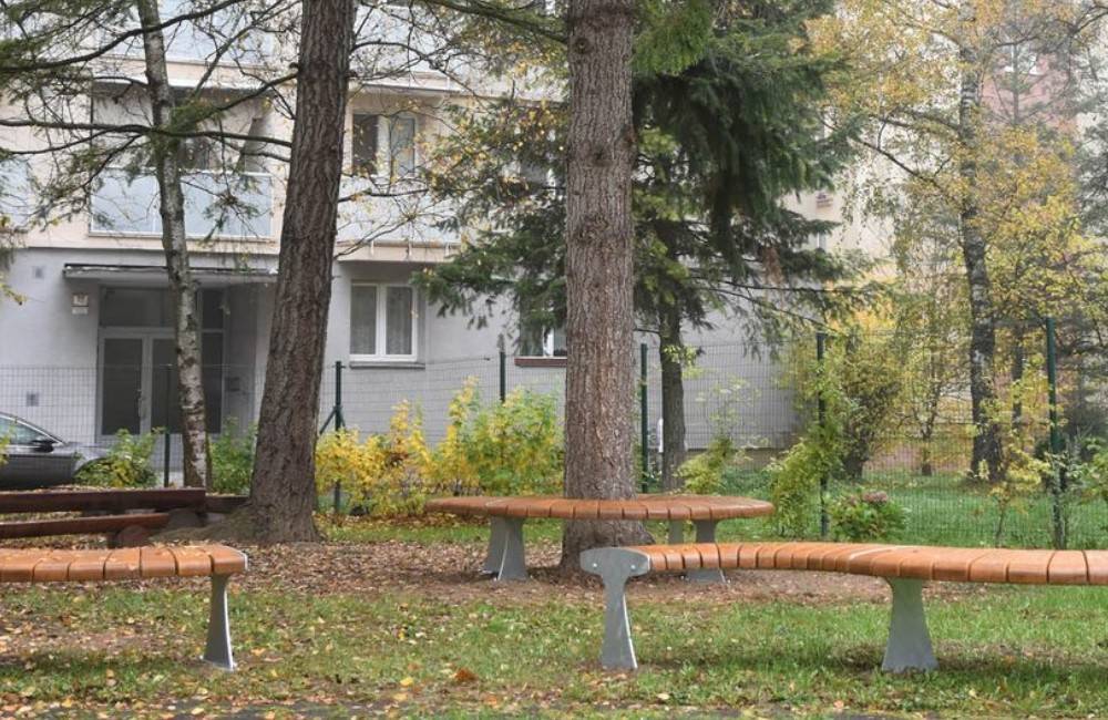 V obnovenom Literárnom parku za žilinskou knižnicou pribudli relaxačné kreslá, zeleň aj lavičky