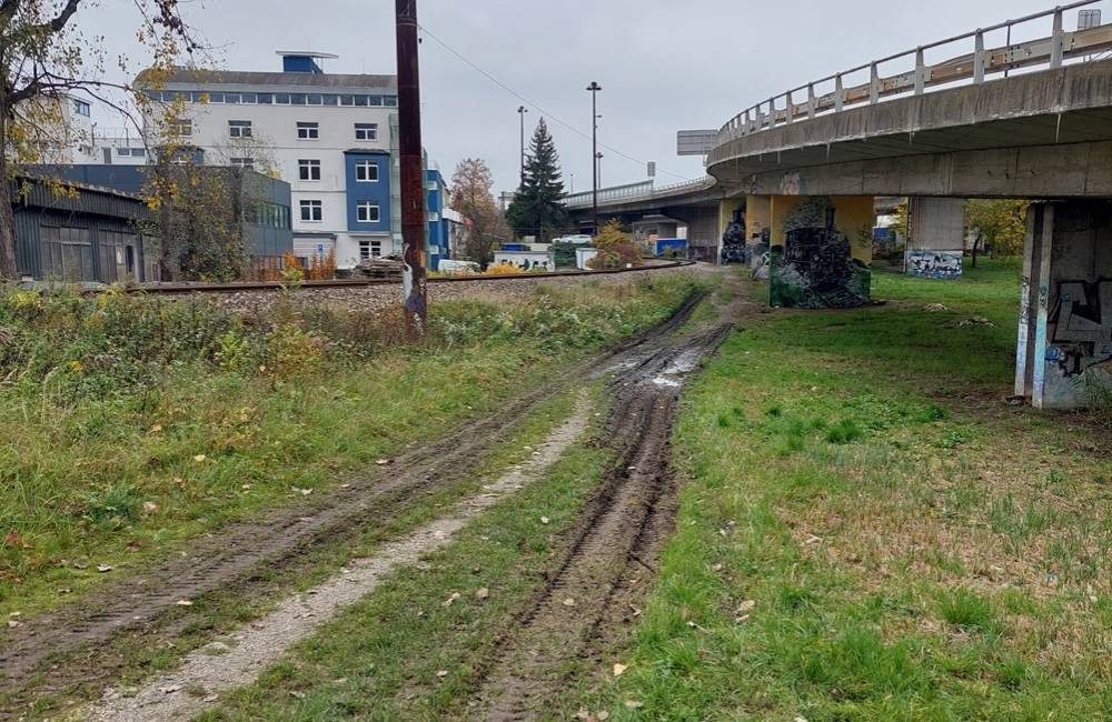 Revitalizovanú zeleň vo Framborskom parku zničili nákladné autá, prevážali tadiaľ unimobunky