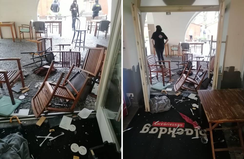 Foto: Futbaloví fanúšikovia sa pobili v centre Žiliny a zdemolovali priestor podniku na námestí