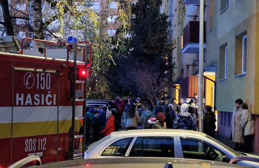 Foto: Na žilinskom sídlisku Vlčince horí byt, na mieste zasahujú tri hasičské autá i polícia