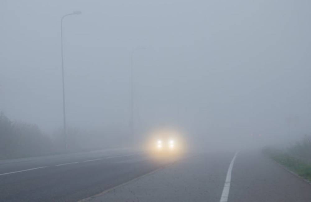 Na území Slovenska platia výstrahy pred hmlou, motoristi by sa mali pripraviť na zníženú dohľadnosť
