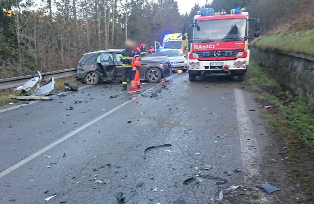 Foto: Pri čelnej zrážke troch vozidiel v okrese Námestovo zahynula jedna osoba, ďalšie dve sú zranené