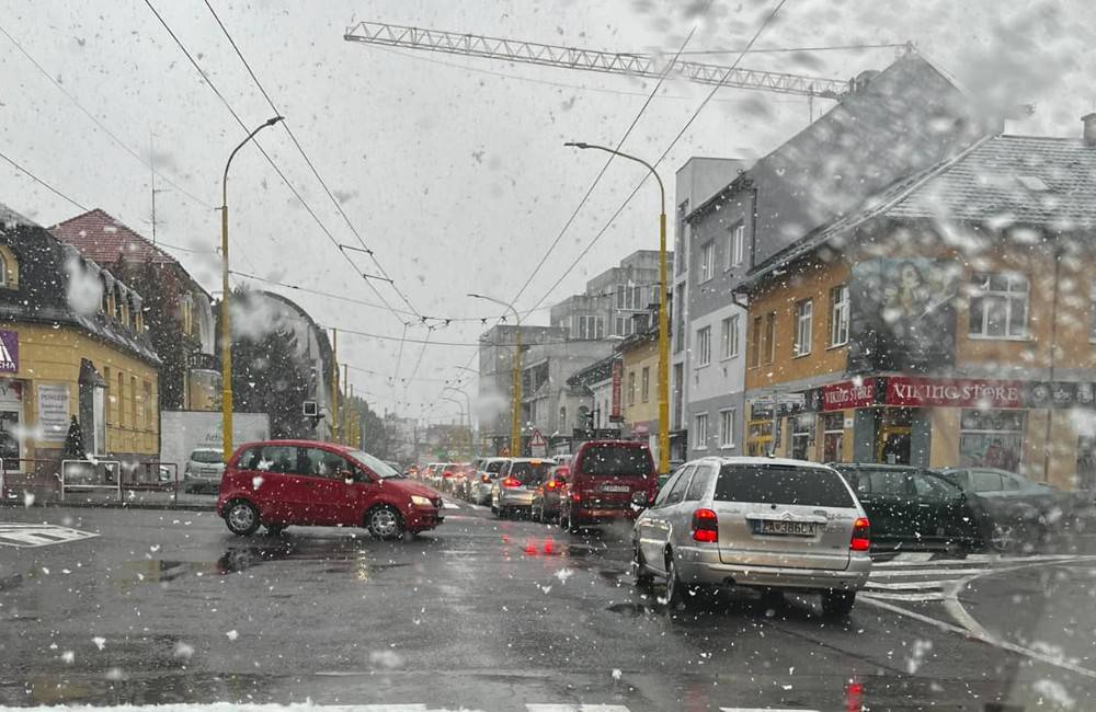 Foto: Pred víkendom opäť kolabuje doprava v Žiline, veľká časť ulíc je ťažko prejazdná či upchatá