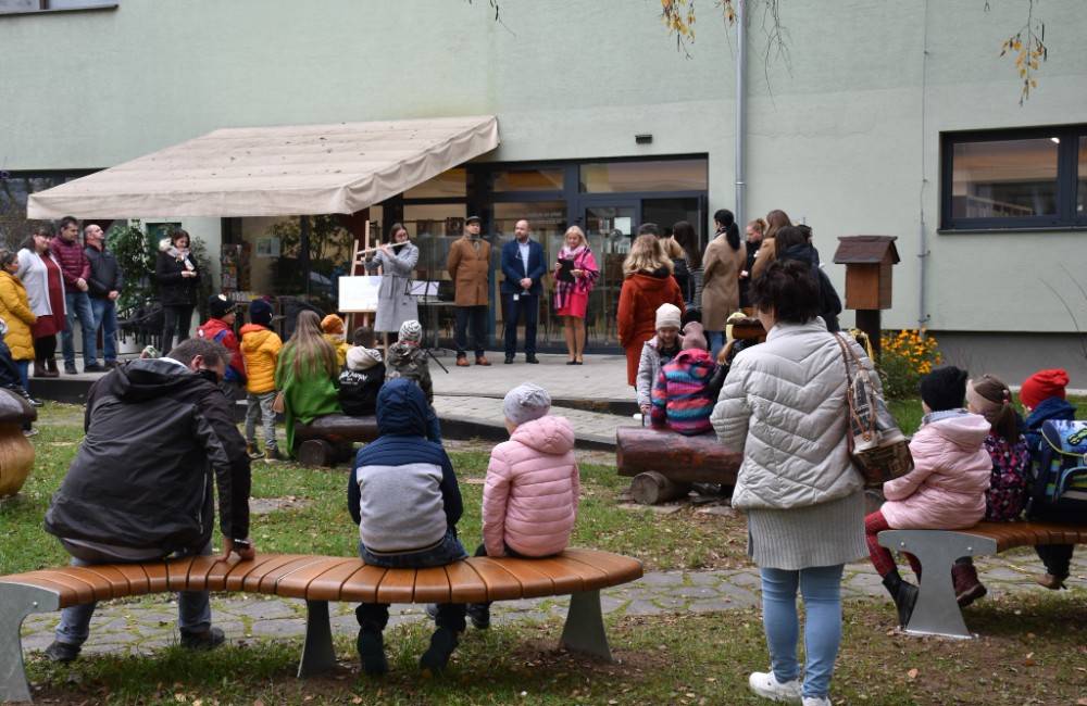 Foto: Literárny park v krajskej knižnici sa vďaka Nadácii Milana Dubca premenil na miesto oddychu, hier a vzdelávania