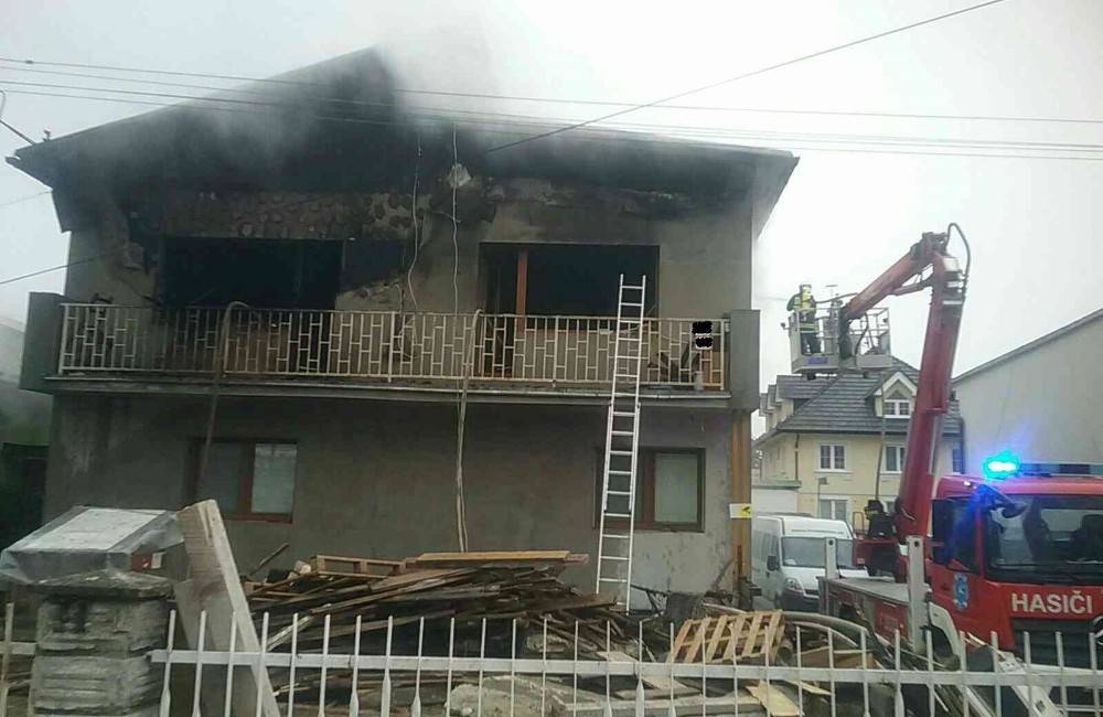Foto: Pri požiari rodinného domu v Ružomberku boli zranení štyria ľudia, zasahovalo až 30 hasičov