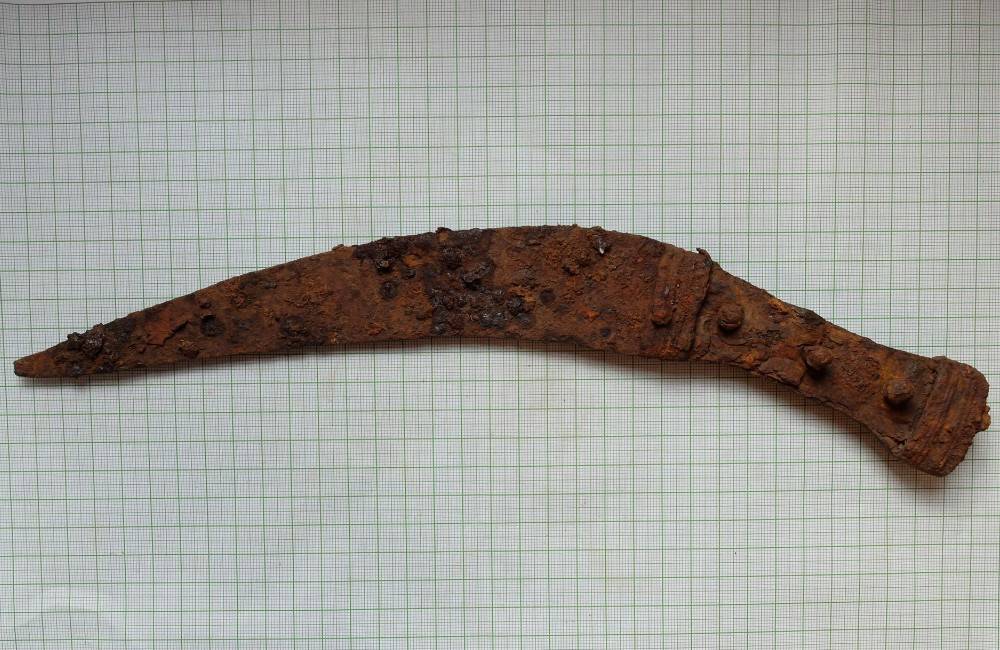 Na Liptove objavili zachovalý nôž z prelomu letopočtov, ktorý mal slúžiť ako bojová dýka