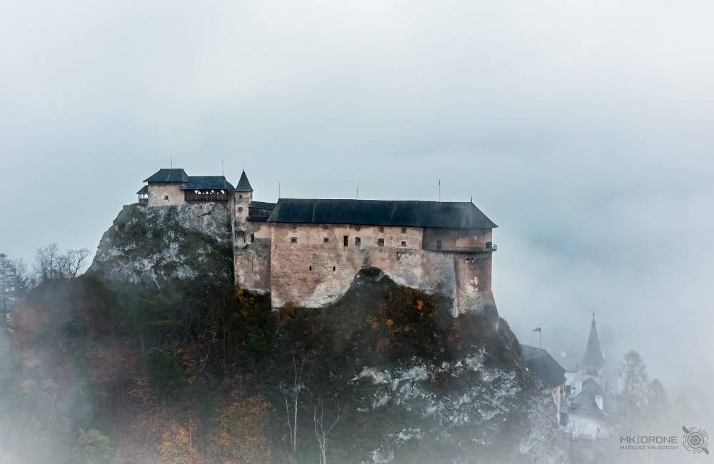 Foto: VIDEO: Letecké zábery poľského fotografa otvárajú nový pohľad na Oravský hrad zahalený v hmle