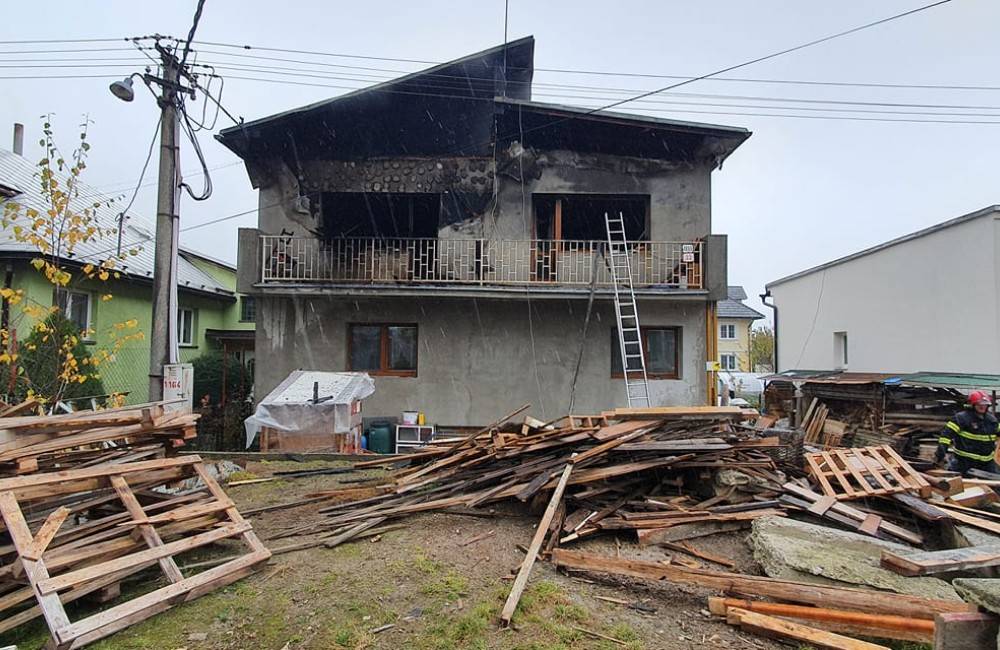 Foto: Ružomberčania organizujú brigádu na pomoc obyvateľom domu poškodeného požiarom