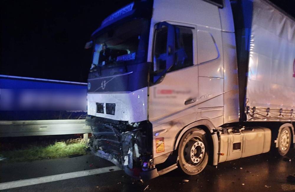 Foto: Na Kysuciach došlo k čelnej zrážke kamióna s vozidlom taxislužby, nehoda si vyžiadala dva životy