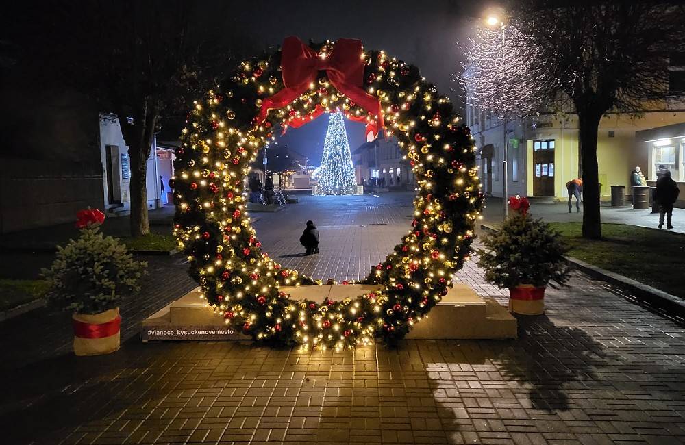 Foto: VIDEO: Kysucké Nové Mesto včera slávnostne rozsvietilo vianočný stromček a výzdobu v uliciach