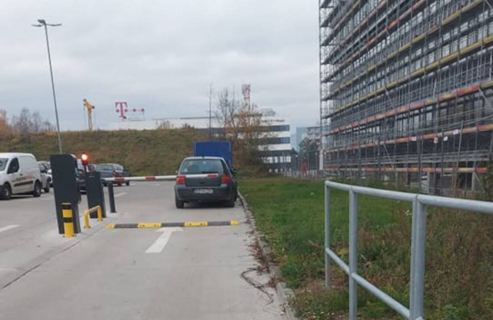 Foto: Nový vjazd ku Kauflandu v Žiline otvorili minulý týždeň, dnes ho zablokovalo zaparkované vozidlo