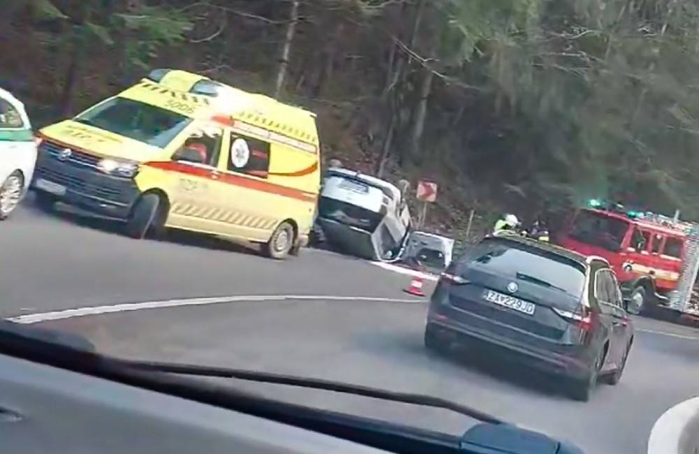 Foto: VIDEO: Na hlavnom ťahu na Makov došlo k ďalšej nehode, auto skončilo prevrátené na streche vedľa cesty
