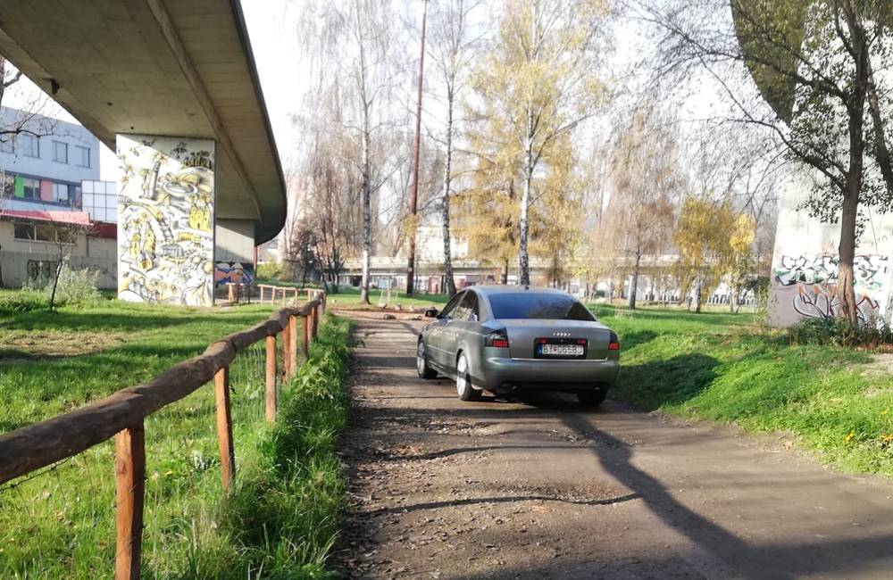 Foto: Cez Framborský park pravidelne prechádzajú autá, skracujú si tak cestu v smere na Bratislavu