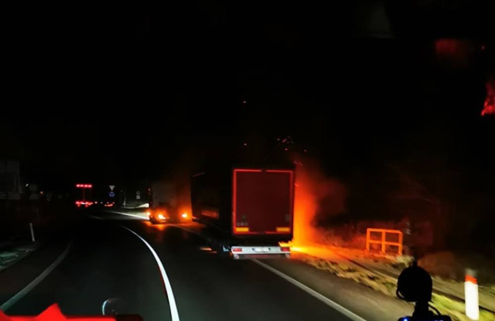 Foto: Pri zjazde z diaľnice D3 horel v utorok ráno kamión, na mieste zasahovali hasiči i polícia