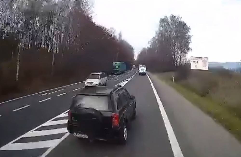 Foto: VIDEO: Posádku osobného vozidla na ceste I/18 pred vážnou nehodou zachránil pohotový kamionista