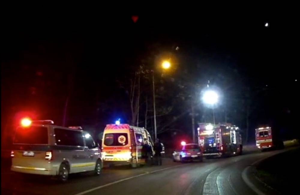 Foto: VIDEO: Na ceste zo sídliska Hájik smerom do Závodia zišlo auto z cesty a skončilo v kríkoch mimo vozovky