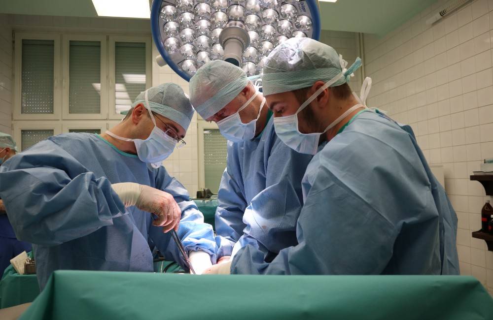 Foto: Lekári žilinskej nemocnice vykonávajú náročnú operáciu, ktorá dáva onkologickým pacientom nádej