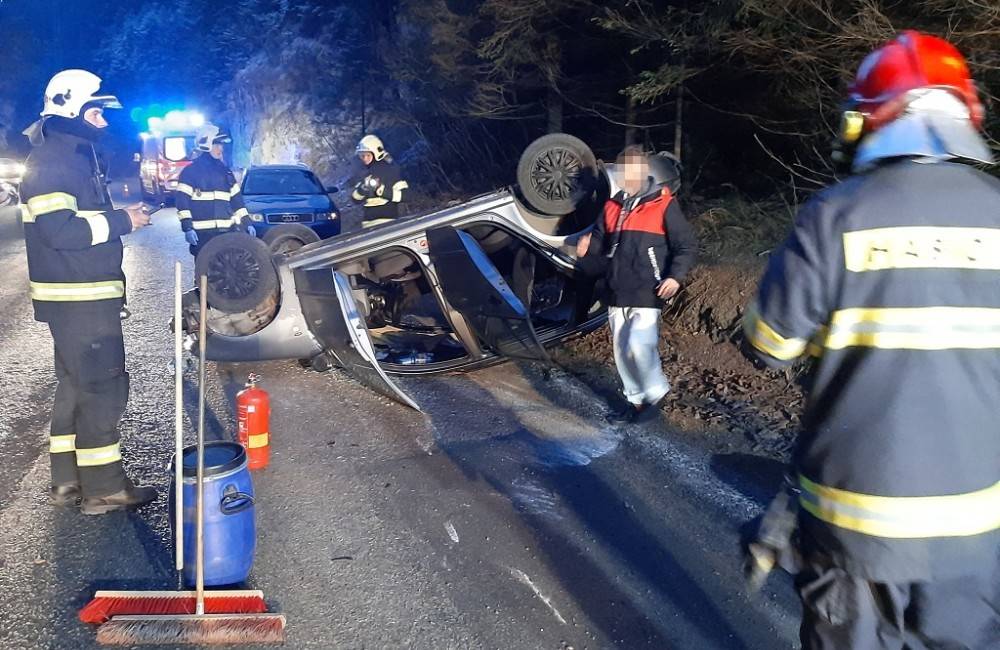 Foto: Auto s dvomi osobami sa prevrátilo na strechu pri Demänovskej jaskyni, zasahovali horskí záchranári