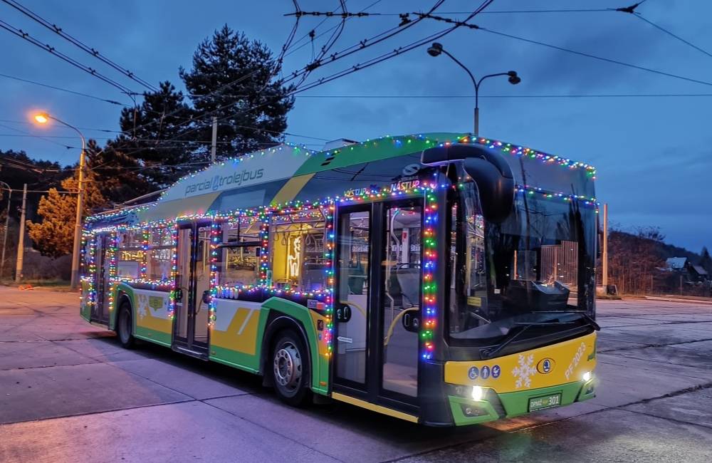 Foto: Od dnešného dňa rozžiari ulice Žiliny vianočný trolejbus