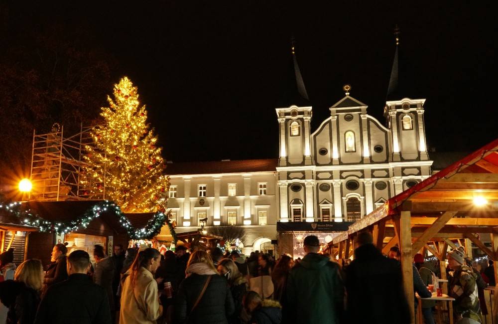 Foto: FOTO a VIDEO: Mikuláš s pomocou detí a primátora rozsvietil vianočný stromček na Mariánskom námestí v Žiline
