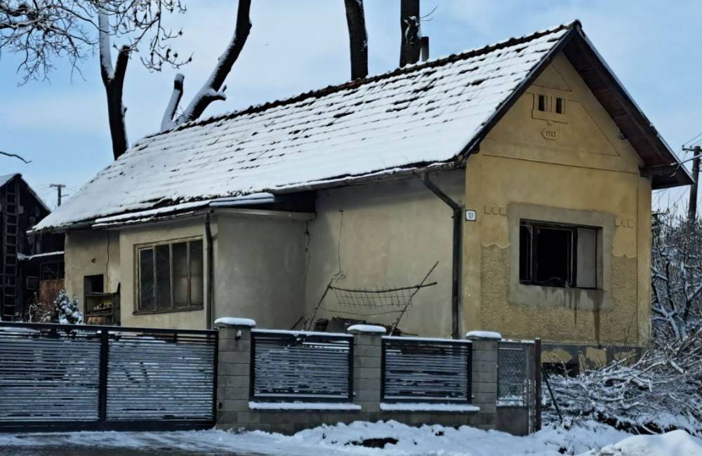 V obci Hôrky dnes ráno vypukol požiar rodinného domu, na mieste zasahujú 2 hasičské vozidlá