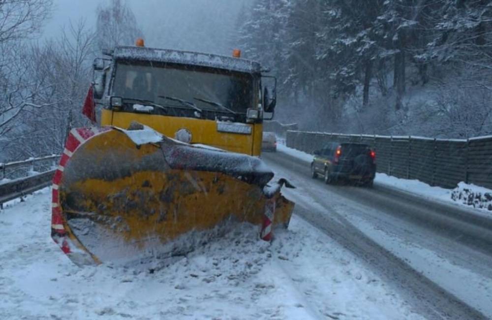 Výdatné sneženie skomplikovalo dopravu v celom kraji. Aké sú lehoty pre sprejazdnenie ciest v správe ŽSK? 