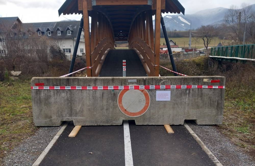 Foto: Zhotoviteľ zablokoval novú cyklotrasu v Terchovskej doline, dôvodom je neuhradená faktúra