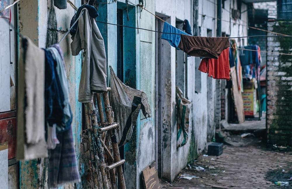 Nelegálnu rómsku osadu na Kysuciach zbúrajú, štát zaplatí 400-tisíc eur za nájomné bývanie pre 36 ľudí