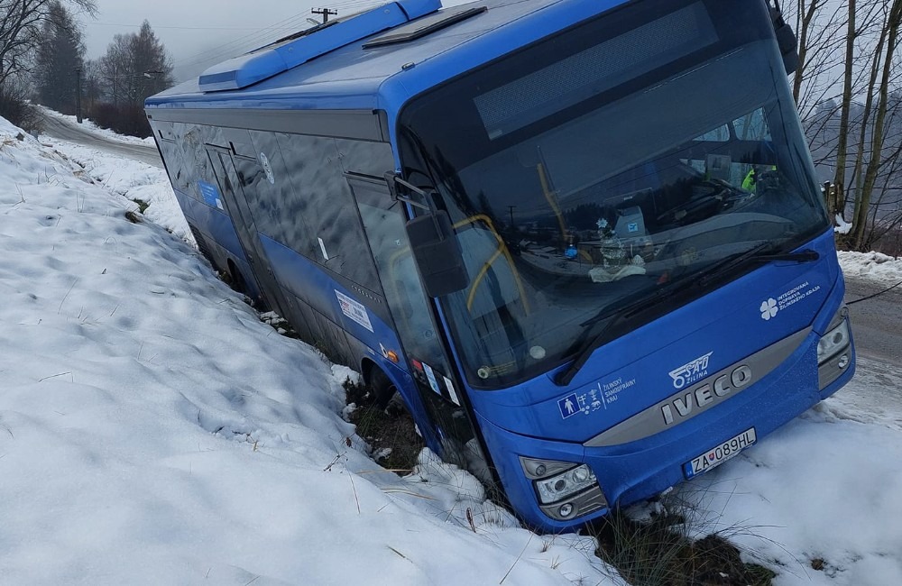 Vodič autobusu dostal na zľadovatenom povrchu vozovky v Stráňavách šmyk a skončil mimo cesty